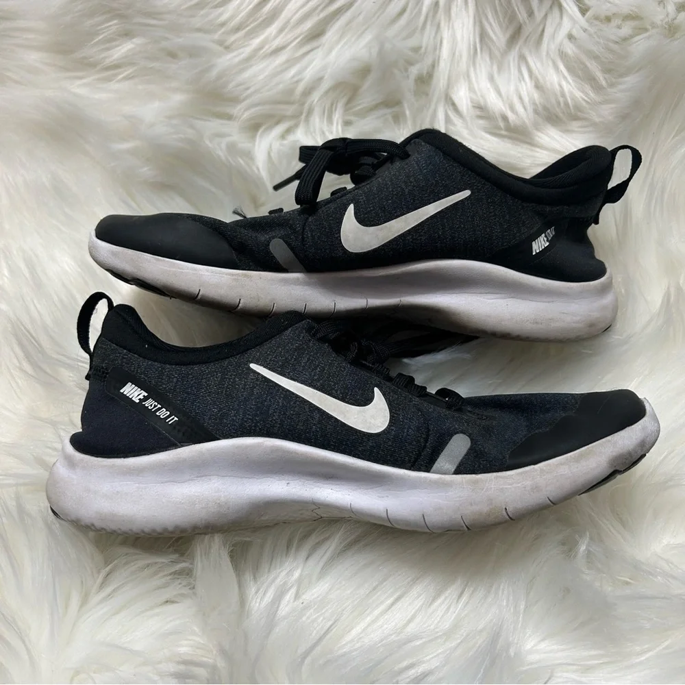 Size 6 Women’s Nike Tennis Shoes E1